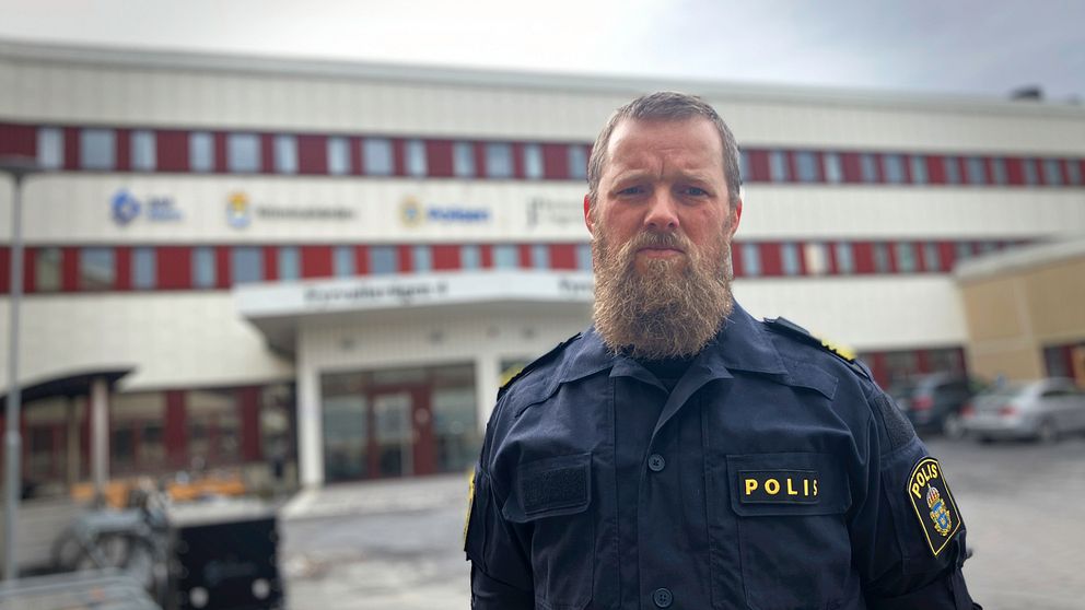 Anders Elmroth, polis i skägg, står framför polisens byggnad i Östersund.