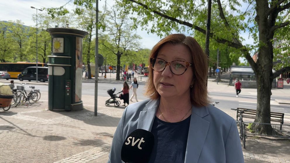Stina Höök moderat regionråd i region Värmland blir intervjuad av SVT om skatteökningen.