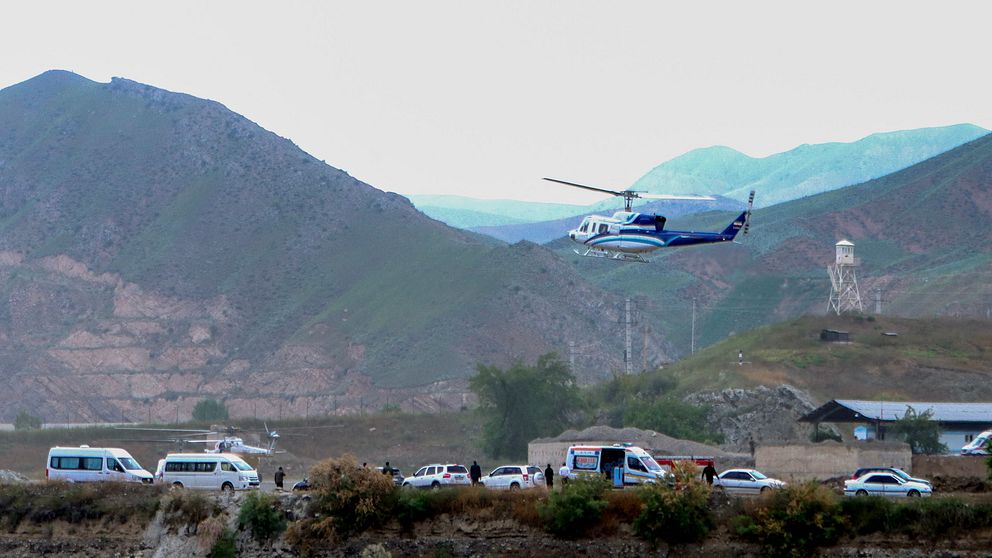 Presidentens helikopter lyfter efter invigningen av dammen vid gränsen till Azerbajdzjan.