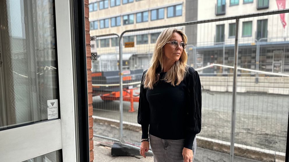 Butiksägaren Anna-Karin Norberg står vid byggkaoset, som pågår vid hennes butik i centrala Karlstad.