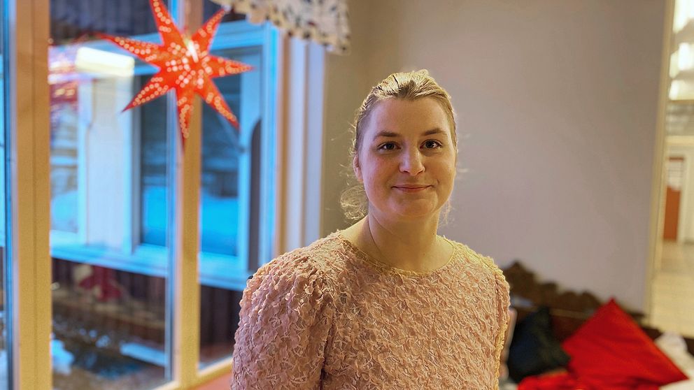 Malin Rimmö, rektor på Hansåkerskolan i Stugun – en leende blond kvinna som står i ett rum, adventsstjärna lyser i fönstret