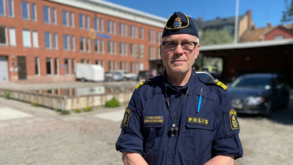 en polis framför polishuset i Borlänge