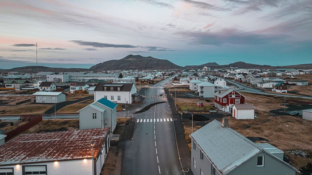 Flygbild över delar av staden Grindavik, Island, tagen imitten av november 2023.