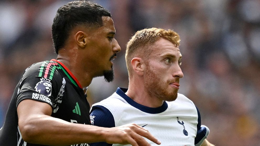 Dejan Kulusevski i duell vid matchen mellan Tottenham och Arsenal.