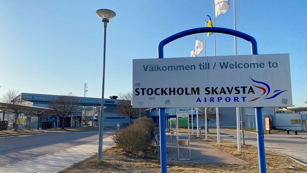 En välkomstskylt till Skavsta flygplats utanför Stockholm.