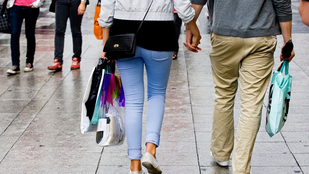 Två personer med shoppingkassar.