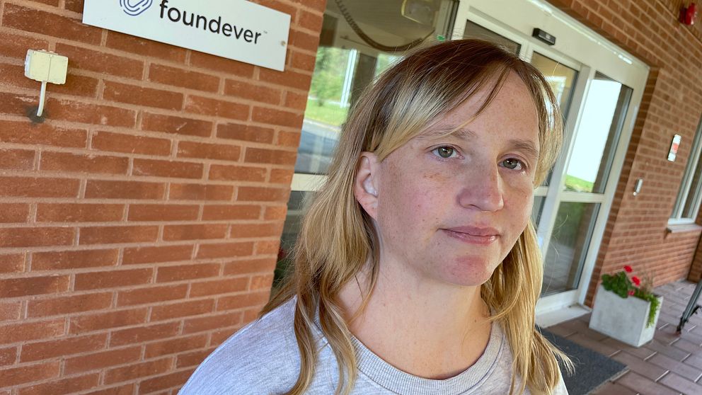 Fackordföranden Marie Bergström utanför callcentret foundever i Sveg