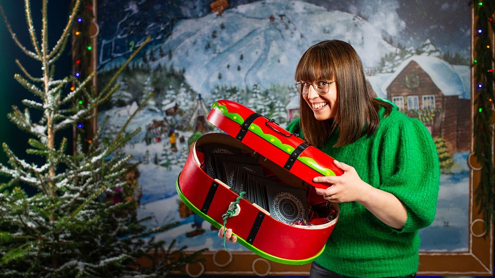 Programledaren Marit Kuhmunen Blom visar sin skattkista som ska fyllas med samiska berättelser i samiska lucköppning av årets julkalender.