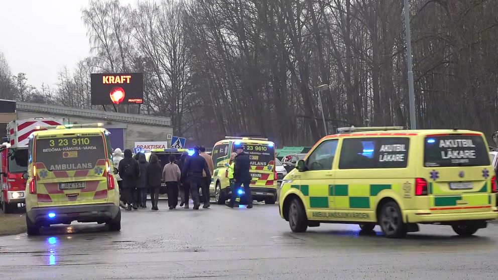 Räddningspersonal och utryckningsfordon vid en olycksplats vid väg.