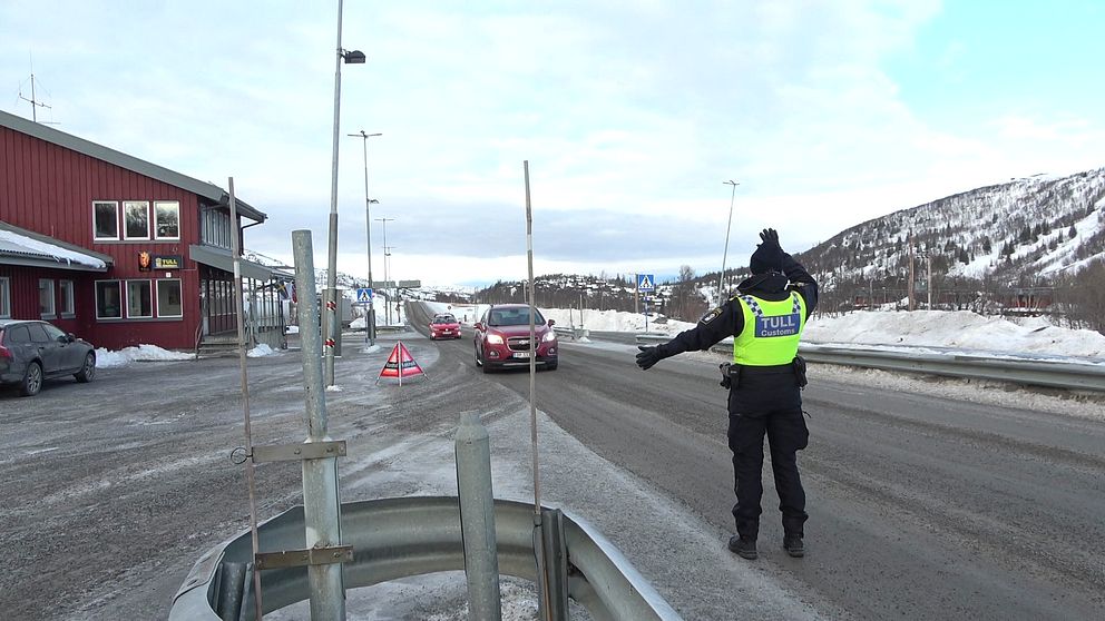 En tullperson viftar in en peronbil vid norgegränsen i Storlien