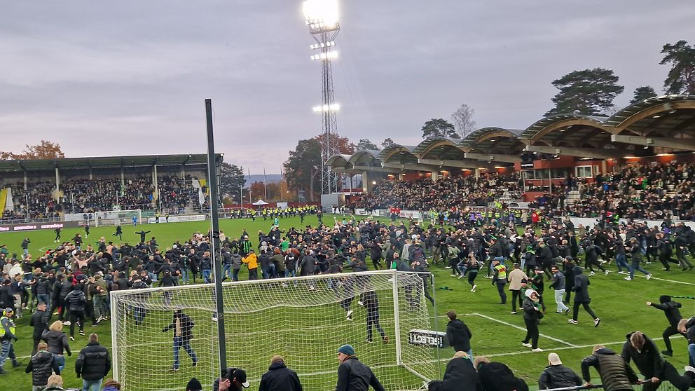 supporters stormar fotbollsplan