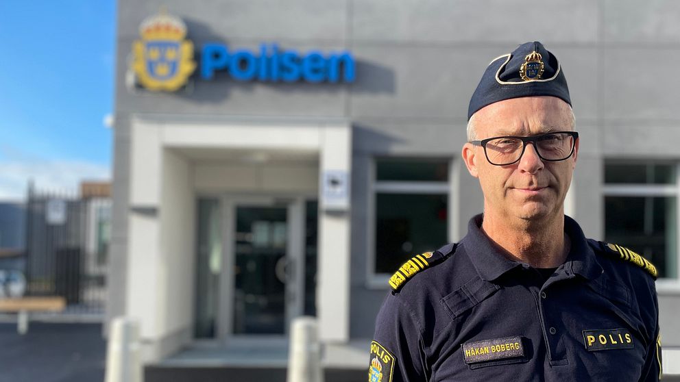 En polisman som står utanför polishuset