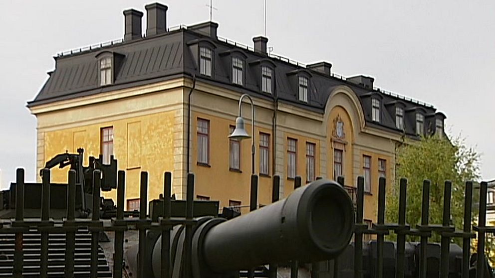Exteriören på Bodens regemente som har en gul fasad på huvudbyggnaden.