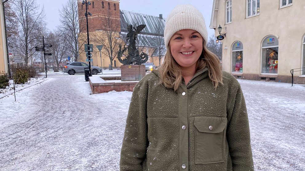 Michaela Engström står på gågatan i Mora.