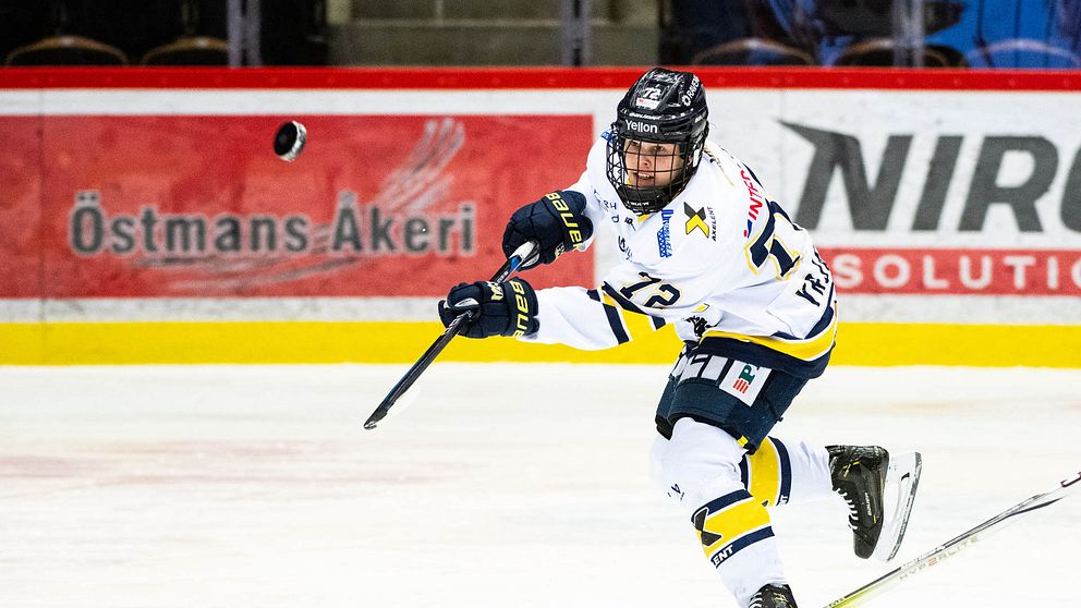 Kiira Yrjänen skjuter pucken