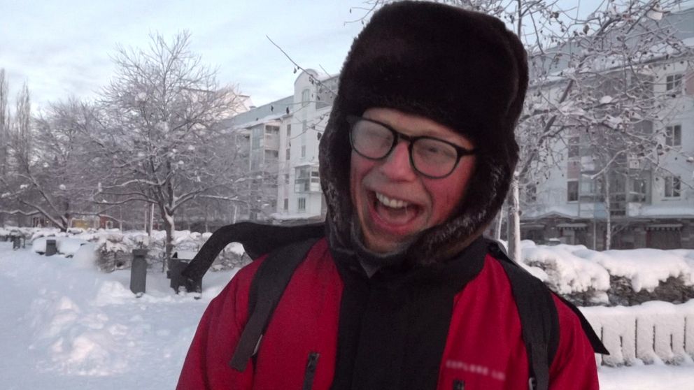 Franska turisten Cyrille Pasquier ler stort när han pratar om kylan i Luleå.