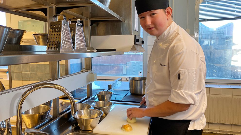 Johan Eriksson är elev på restaurang- och livsmedelsprogrammet på Lindengymnasiet. Han står vid en skärbräda i ett restaurangkök och hackarlök