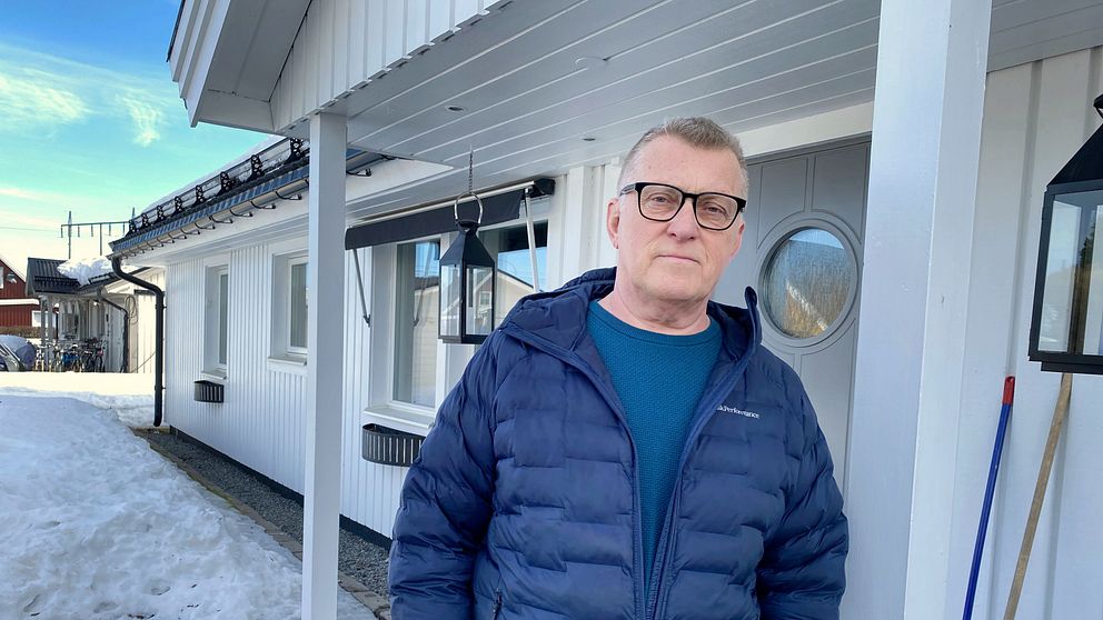 Roger Jäderström på Bodens kommun framför ett vitt hus.