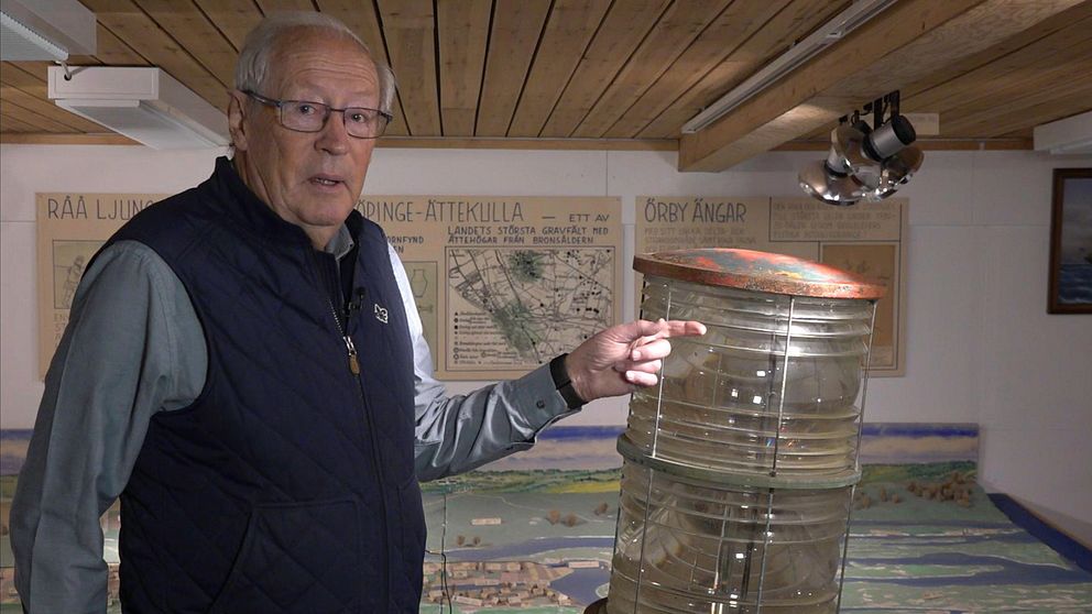 Hans-Ingvar Green visar upp det stulna prismat som kommit tillbaka efter tre år.