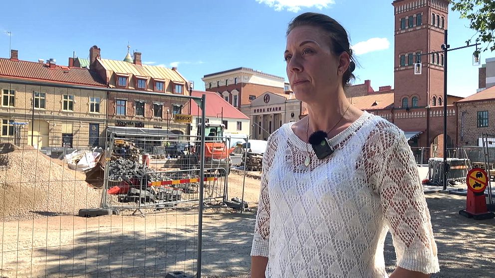 Emelie Andersson framför ombyggnationen av Lilla torg i centrala Halmstad