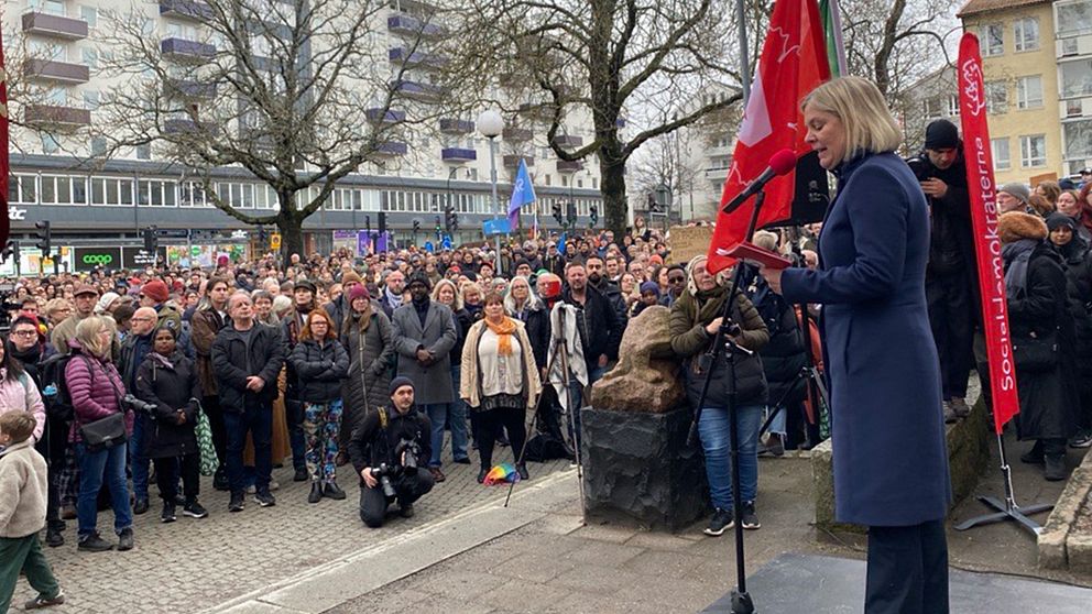Magdalena Andersson talar på en demonstration i Gubbängen.