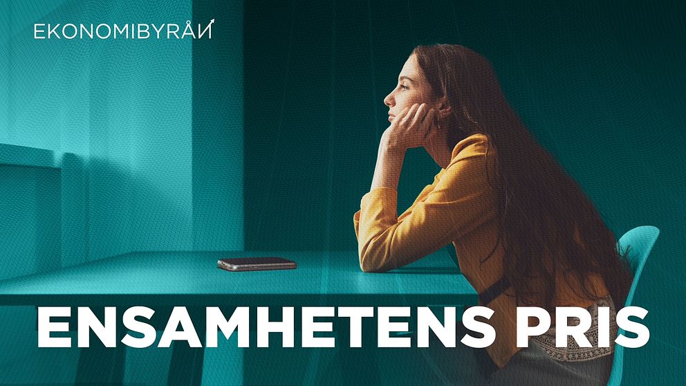 Kvinna sitter ensam vid bord, mobil framför sig. Text: ”Ensamhetens pris” och ”Ekonomibyrån”.