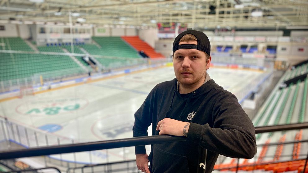 Hockey supportern Chris Erngren i ishallen vid Rosvalla i Nyköping.