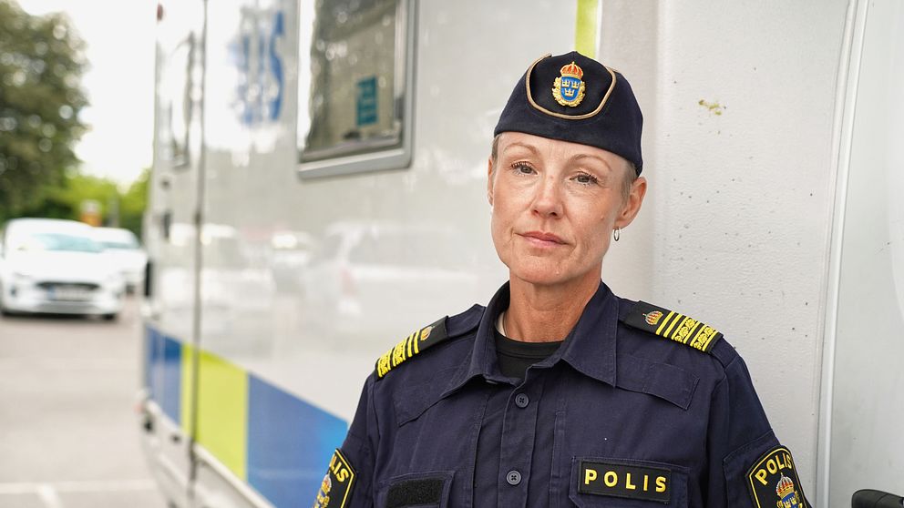 Polis framför polisens husbil i Gottsunda