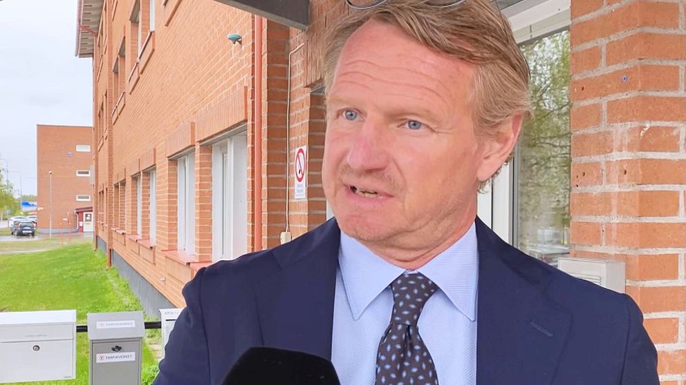 Advokaten Tobias Fälth försvarar den man som står åtalad för mordet i Lainio.