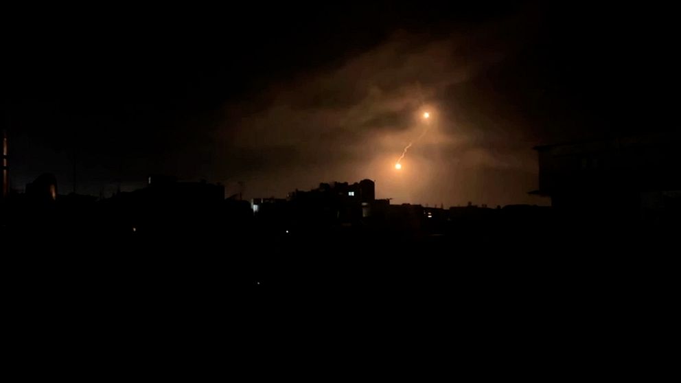 Luftangrepp mot Rafah syns på den mörka himlen.