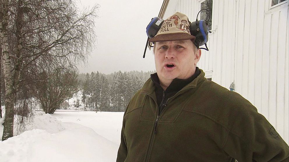 Norsk bonde i keps och grön tröja – förklarar varför han är positiv till att Norge nu beslutat att utrota vildsvin