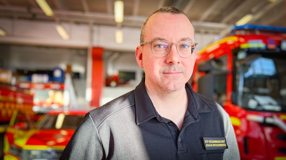 Johan Wickenberg, räddningschef i Jämtland står framför brandbilarna i garaget på trygghetens hus i Östersund.