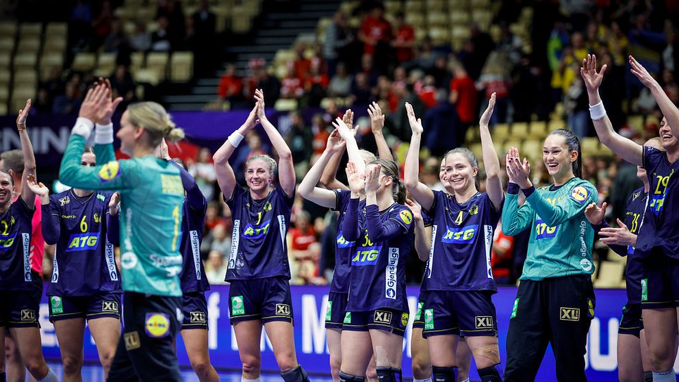 Sverige jublar efter segern i kvartsfinalen i damernas handbolls-VM mellan Sverige och Tyskland i Jyske Bank Boxen i Herning.