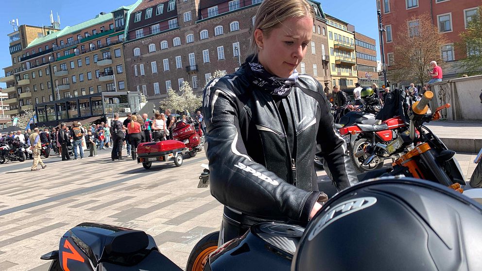 En kvinna vid en motorcykel på Fristadstorget i Eskilstuna