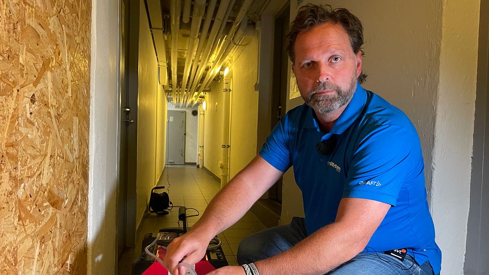 Ansvarig från Vätterhem sitter med avfuktare