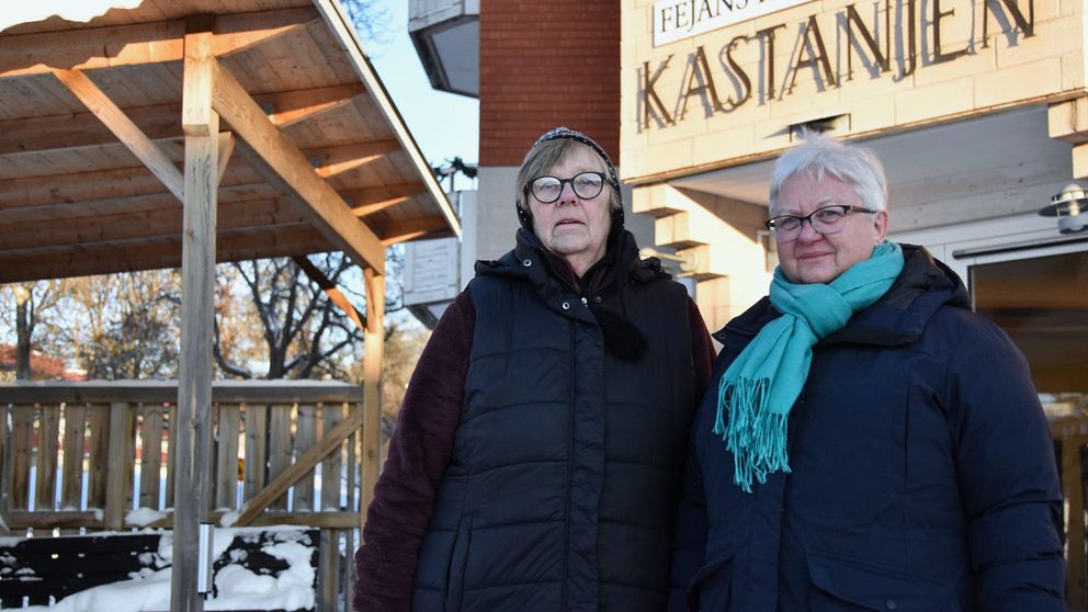 Två kvinnor framför vårdboendet