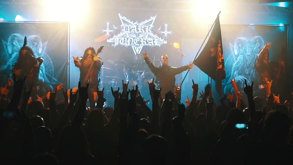 Black Metal-bandet Dark Funeral på scen framför en entusiatisk publik.