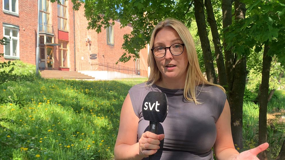SVT:s reporter utanför hovrätten i Sundsvall.
