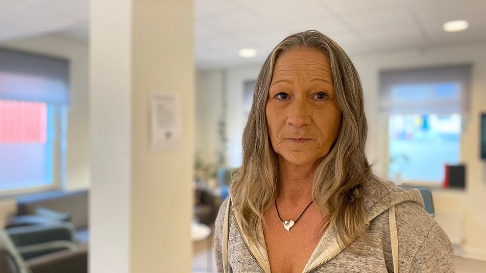 Nina Gabrielsson jobbar på EOS i Jönköping. På bilden står hon inomhus och tittar in i kameran. Hon har långt hår och klädd i en ljus hoodie..