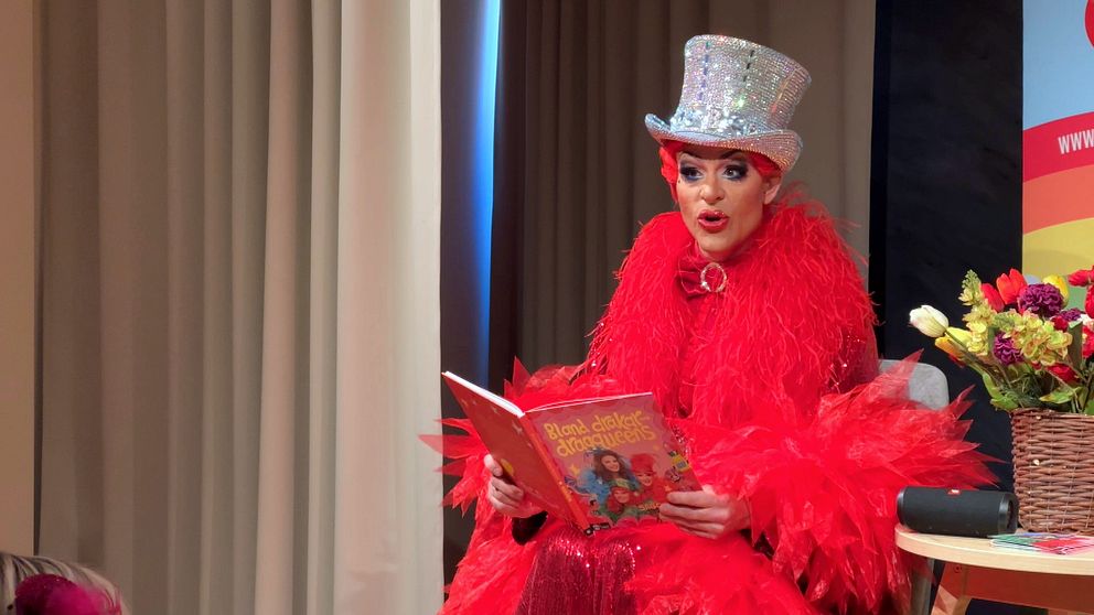 Dragartisten Björta från Bland drakar och dragqueens läser sagor för barn på Arkenbiblioteket i Örnsköldsvik.