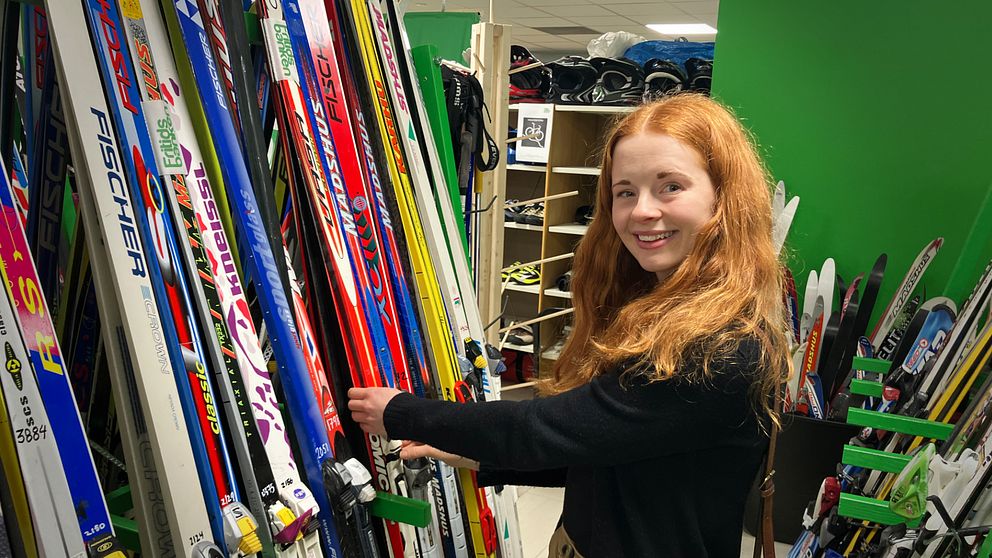 Fredrika von Essen, står och väljer ut ett par skidor som hon ska låna från fritidsbanken i Östersund