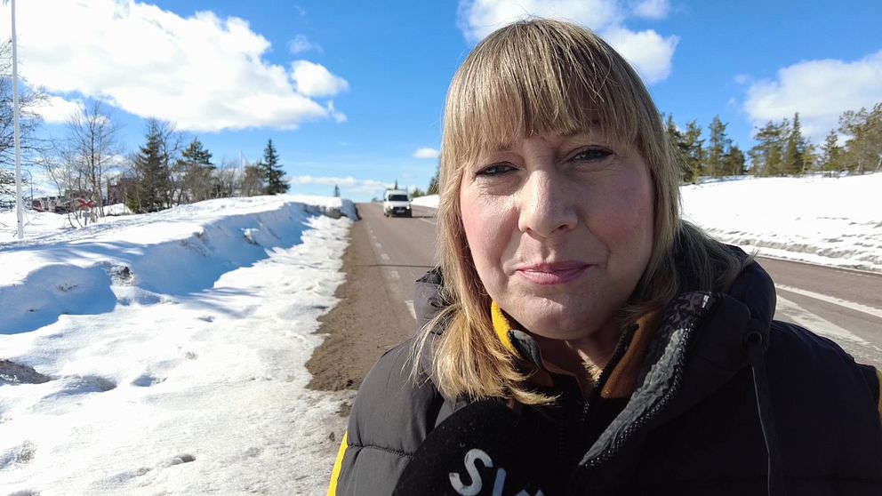 Johanna Sörensdotter vid riksvägen intill Högfjällshotellet där det saknas gång- och cykelbana.