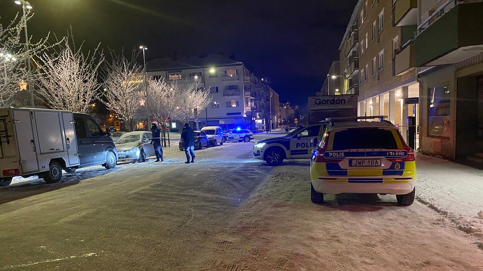 Flera polisbilder och människor på en gata i Nyfors i Eskilstuna.