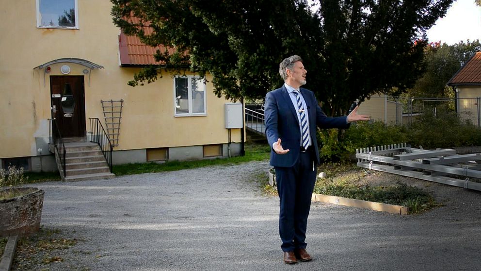 Kommunstyrelsens ordförande Sven Gustafsson står framför bagarvillan i Handen, där den nya skolakuten har öppnat.