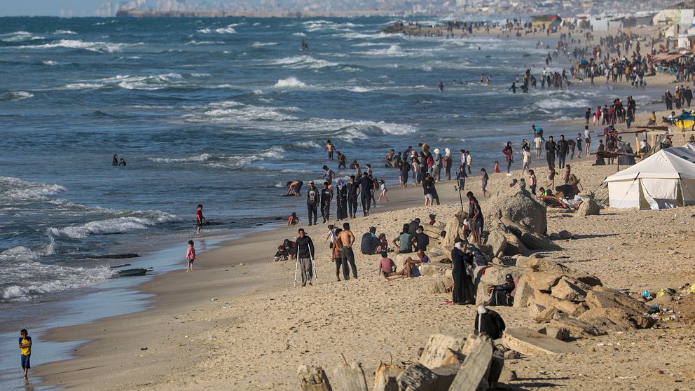 Människor längst med stranden i Gaza.