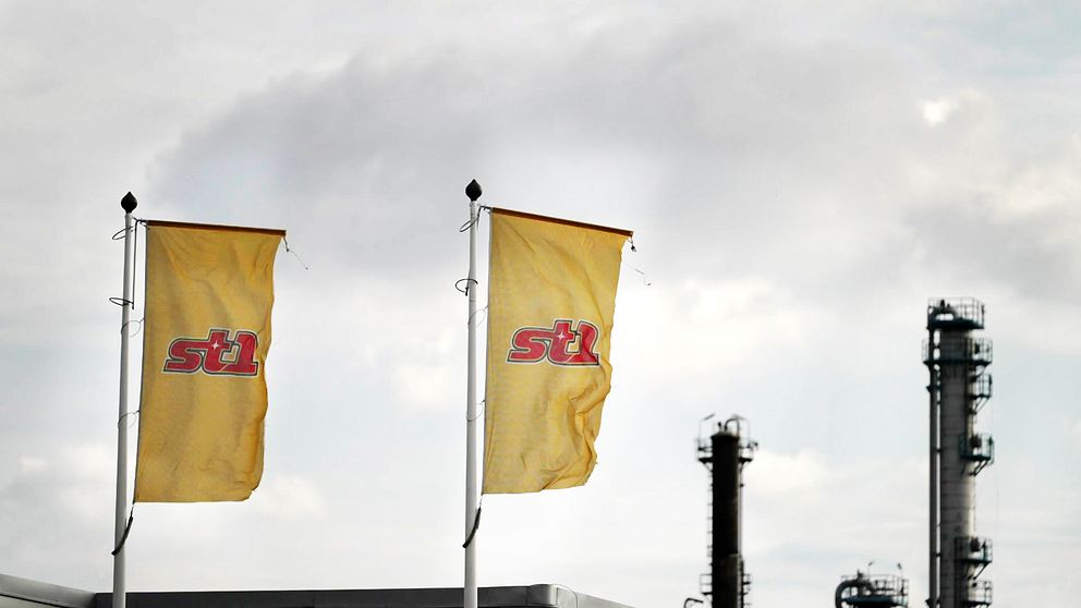 ST1-flaggor vid raffinaderiet i Göteborg.
