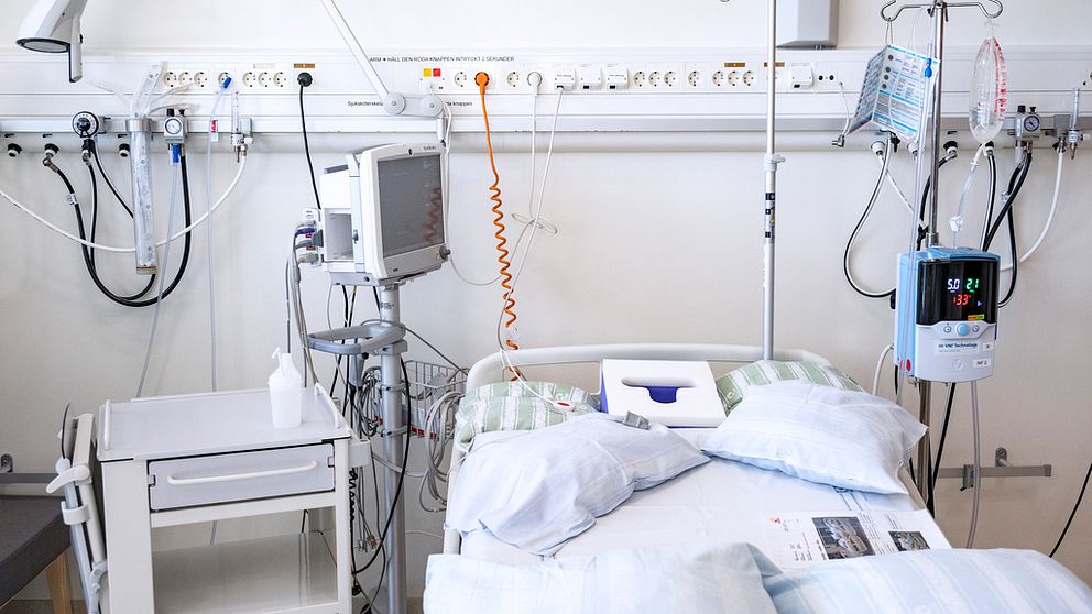 En sjukhussäng på ett sjukhus med olika apparater runt sängen.