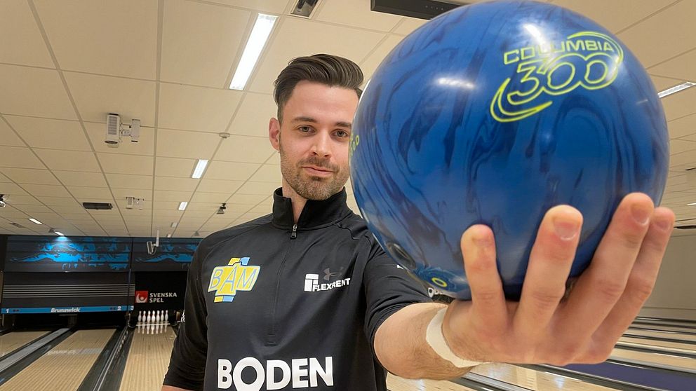 Adam Andersson från Boden med ett bowlingklot.