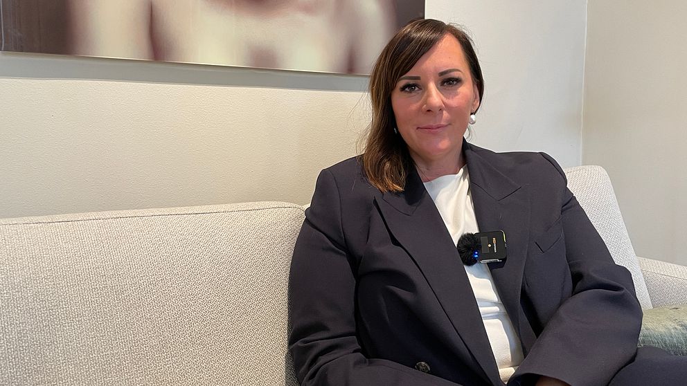 Advokat Silvia Widén sitter i en soffa.