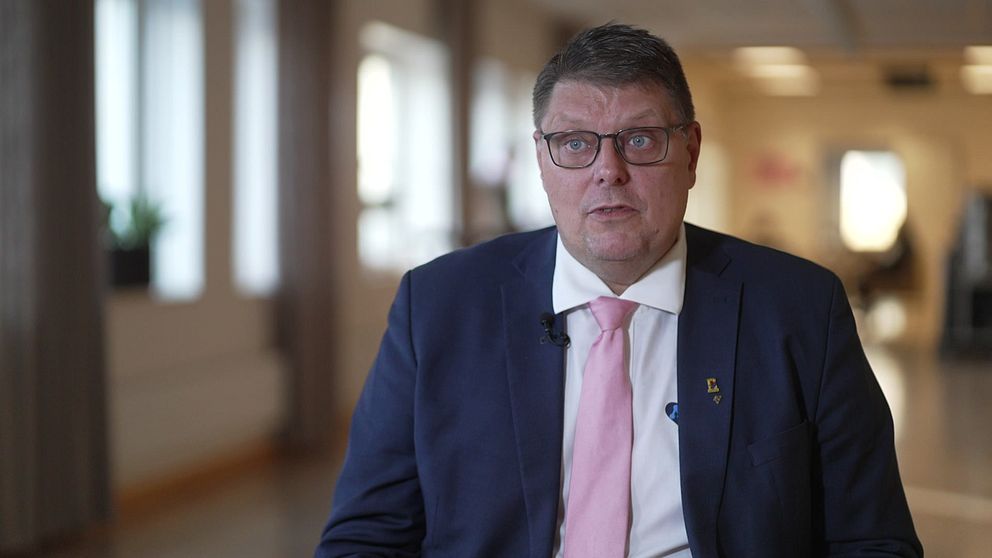 Johan Abrahamsson moderat kommunalråd i Mariestad – iklädd kostym, vit skjorta och rosa slips